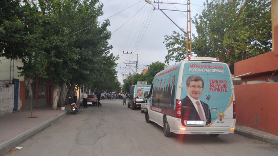 AK Parti seçim minibüsüne ateş açıldı