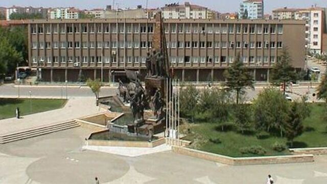 Bir meydan tartışması da Uşak'ta