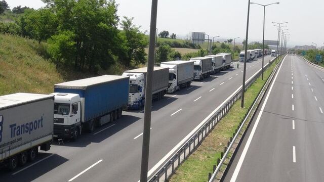 Çile kuyruğu uzadıkça uzuyor!