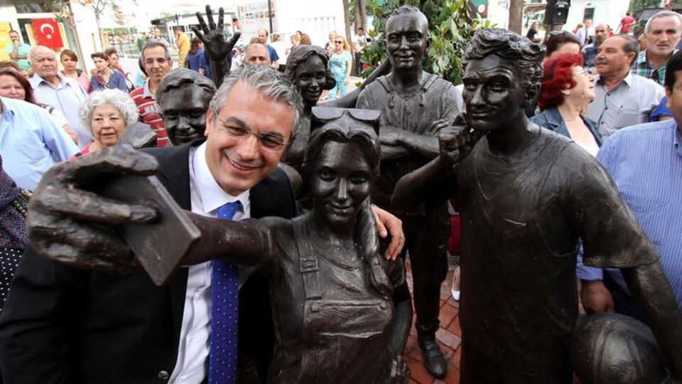 Bir selfie heykeli de o ilden!