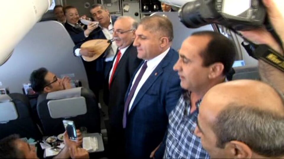 THY uçağında halay çektiler