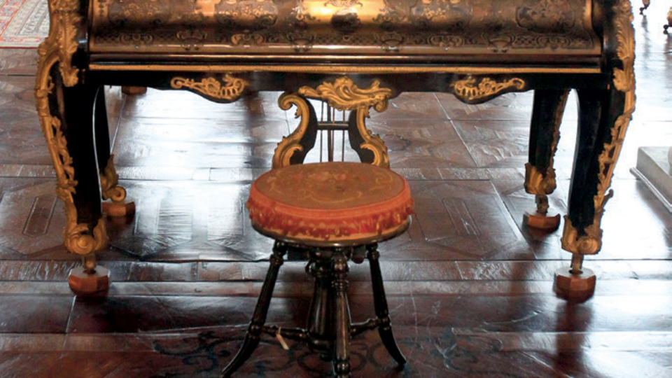 Dolmabahçe'nin salonlarında 'kadın efendilerin' piyanoları