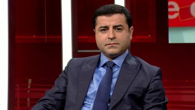 Canlı yayında bağlama çaldı, türkü söyledi