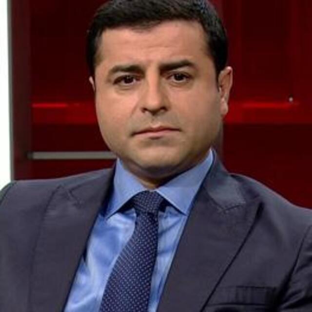 Canlı yayında bağlama çaldı, türkü söyledi