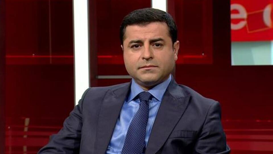 Canlı yayında bağlama çaldı, türkü söyledi