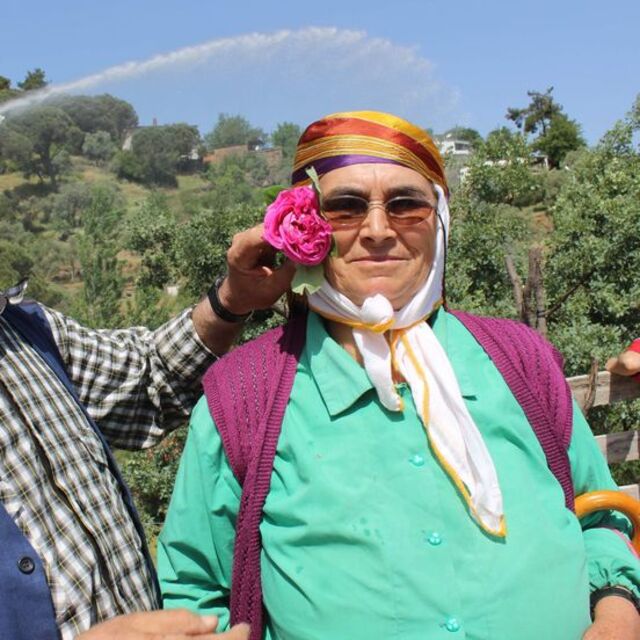 Bu köyün erkekleri çiçeksiz dolaşmıyor!