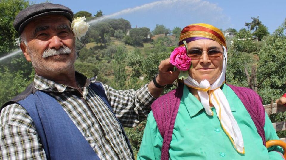 Bu köyün erkekleri çiçeksiz dolaşmıyor!