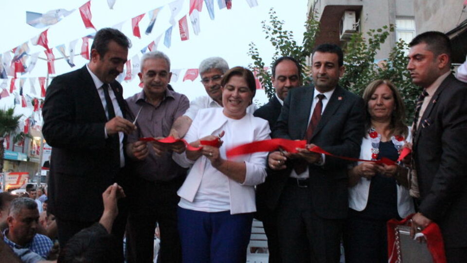 Silahlı saldırıda yaralanan CHP'li aday seçim bürosu açtı