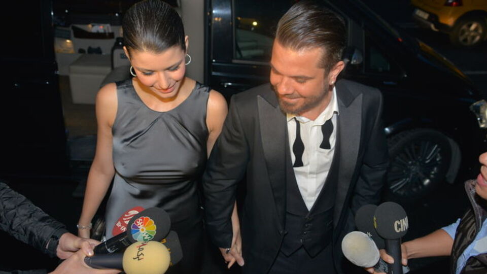 Beren Saat sütyensiz geldi