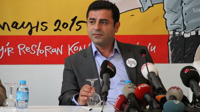 Selahattin Demirtaş karikatüristler ve mizahçılarla bir araya geldi