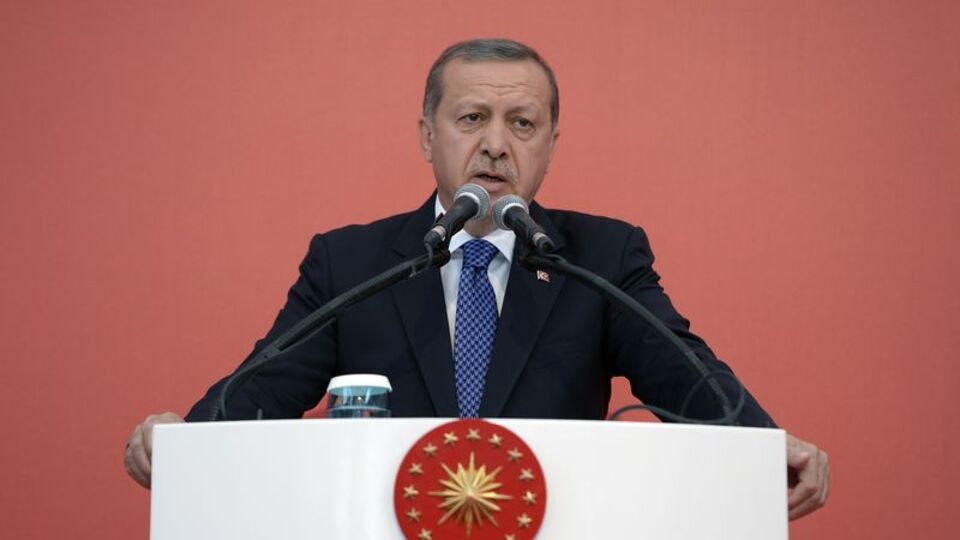 "Tavuk musunuz da sandığın üzerine tüneyeceksiniz?"