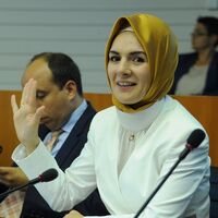 Avrupa'nın türbanlı vekili ihraç edildi!