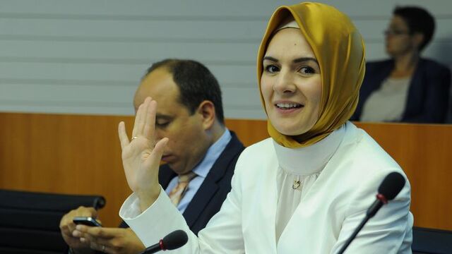 Avrupa'nın türbanlı vekili ihraç edildi!