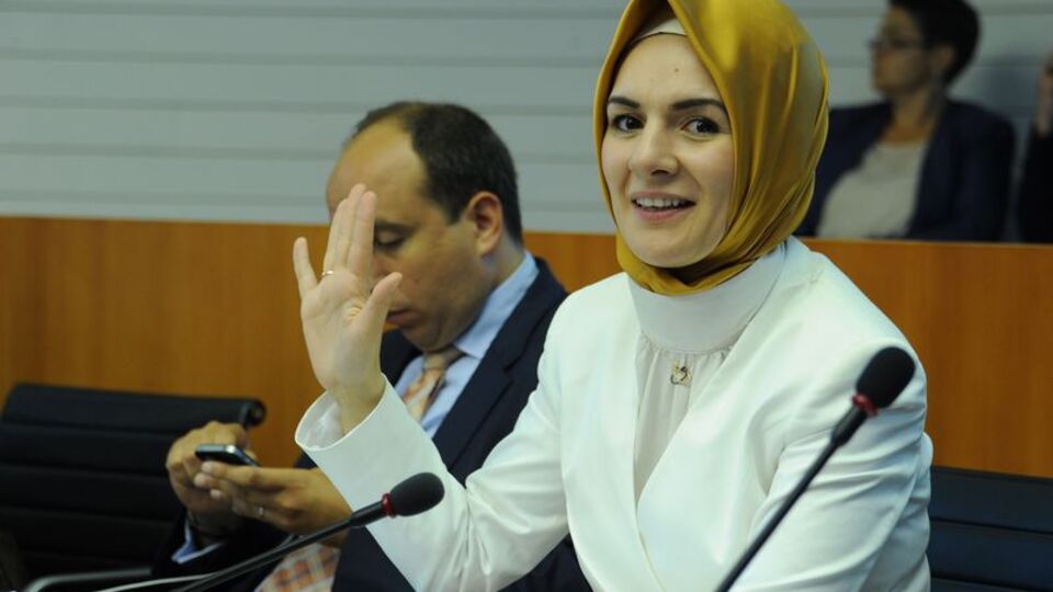 Avrupa'nın türbanlı vekili ihraç edildi!