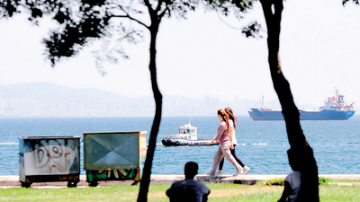 Maltepe'de mangal Bebek'te şortlu kızlar