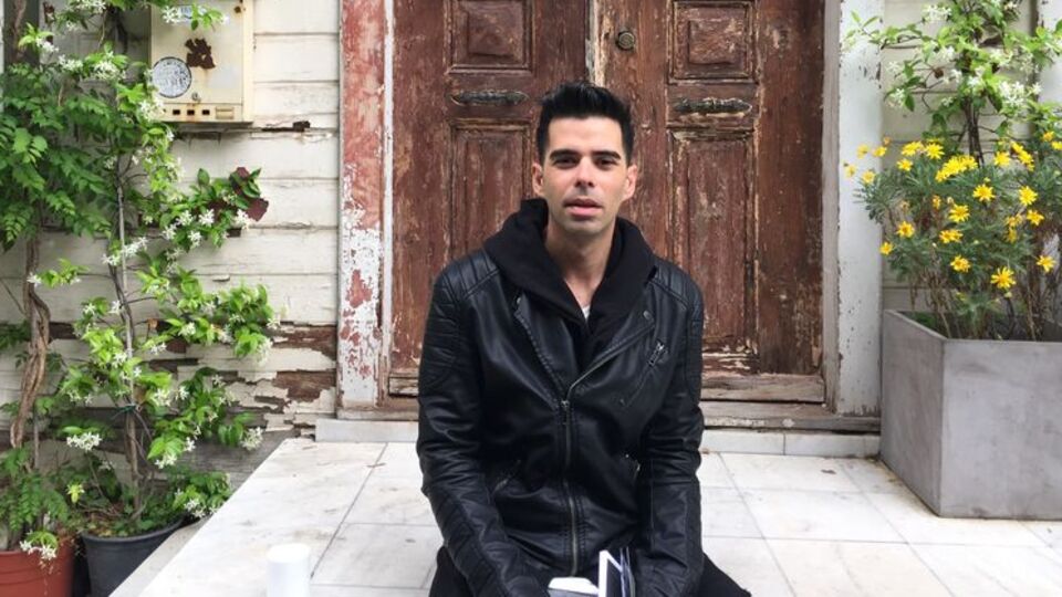 'Tanımadıkların daha sıkı sarılıyormuş gövdene'