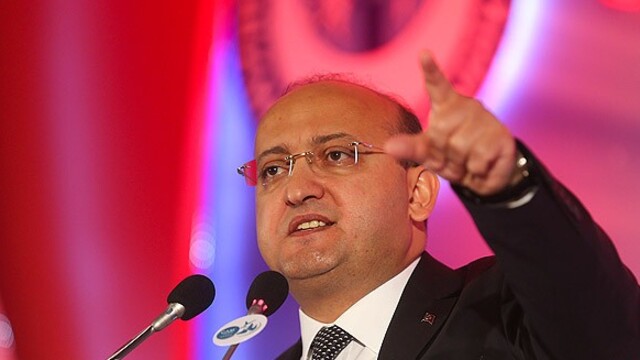 "Sen taşeron siyasetçisin"