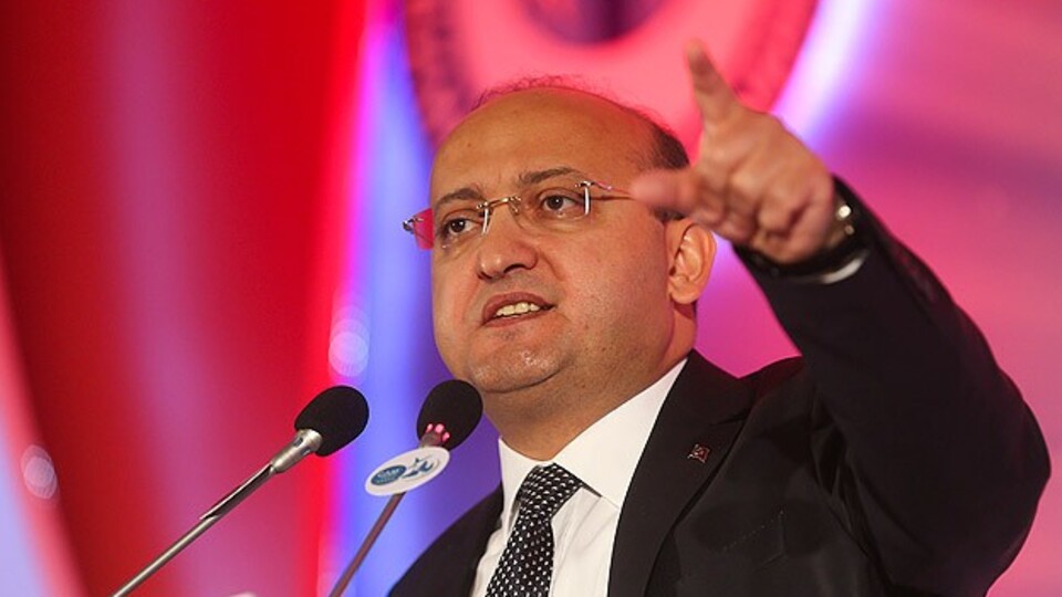 "Sen taşeron siyasetçisin"