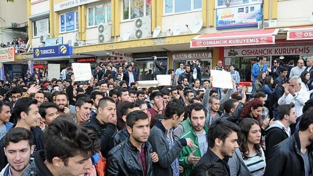 Öğrencilerden kira protestosu