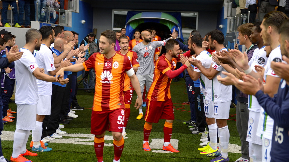 Emre, Aykut'un elini öptü!