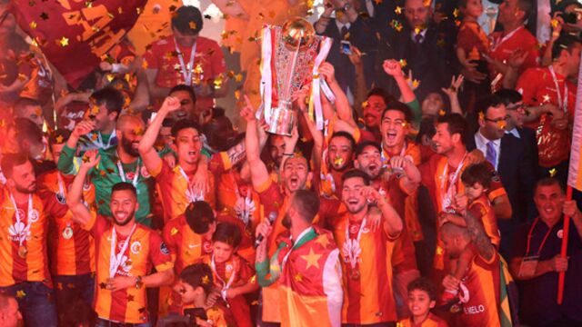 Galatasaray şampiyonluk kupasını kaldırdı