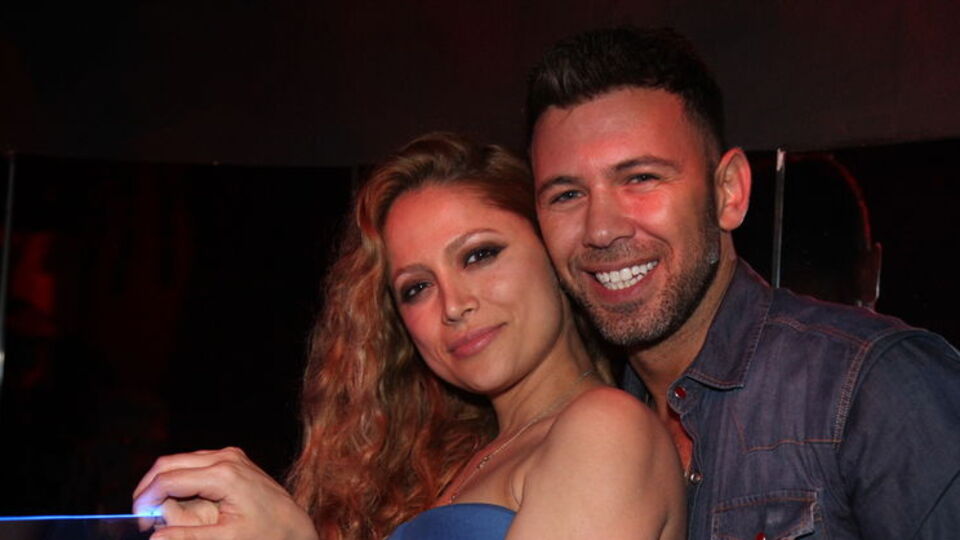 Sakat elden mikrofon düşmedi