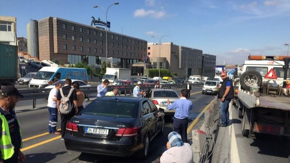 İstanbul'da metrobüs yolunda feci kaza!