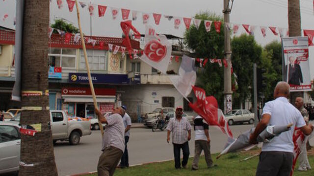 MHP'lilerle polis arasında bayrak gerginliği