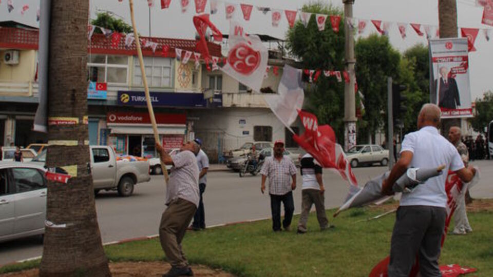 MHP'lilerle polis arasında bayrak gerginliği