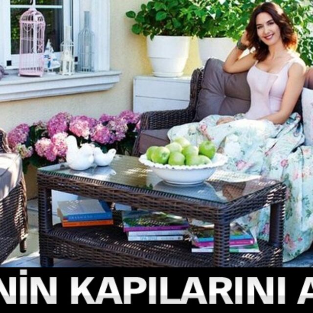 Evinin kapılarını açtı