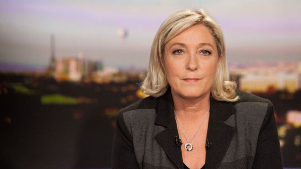 Le Pen'e "Sisi" suçlaması