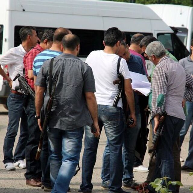 Oyları almaya giden polis kendini yaraladı