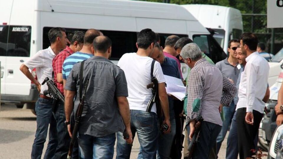 Oyları almaya giden polis kendini yaraladı