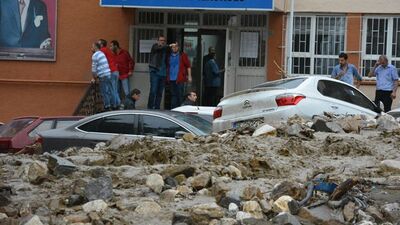 Bursa'da okulun istinat duvarı çöktü