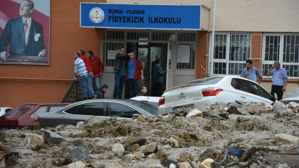 Bursa'da okulun istinat duvarı çöktü