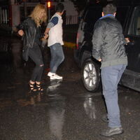 Yağmur altında el ele kaçtılar