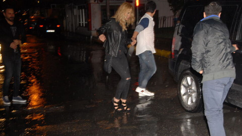 Yağmur altında el ele kaçtılar