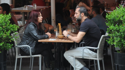 Baş başa şarap keyfi yaptılar