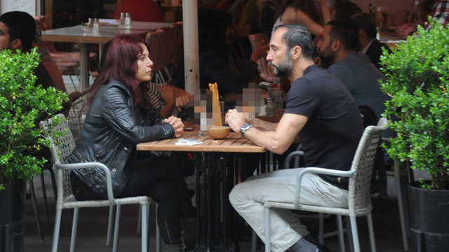 Baş başa şarap keyfi yaptılar