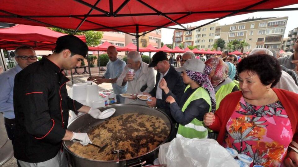 CHP'li başkan 'şükür pilavı' dağıttı