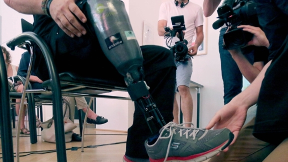 Hissedebilen protez bacak tanıtıldı!