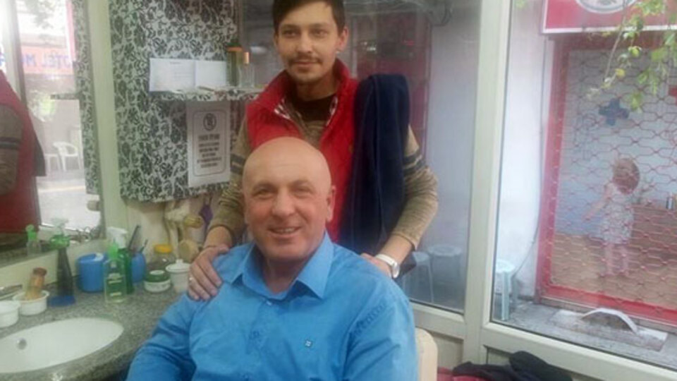 İddiayı kaybeden vekil saçlarını kazıttı