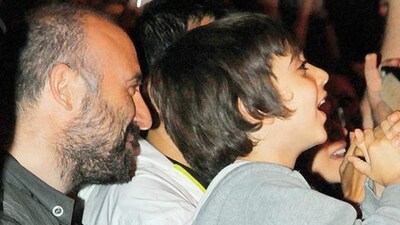 Oğlunu rock konserine götürdü