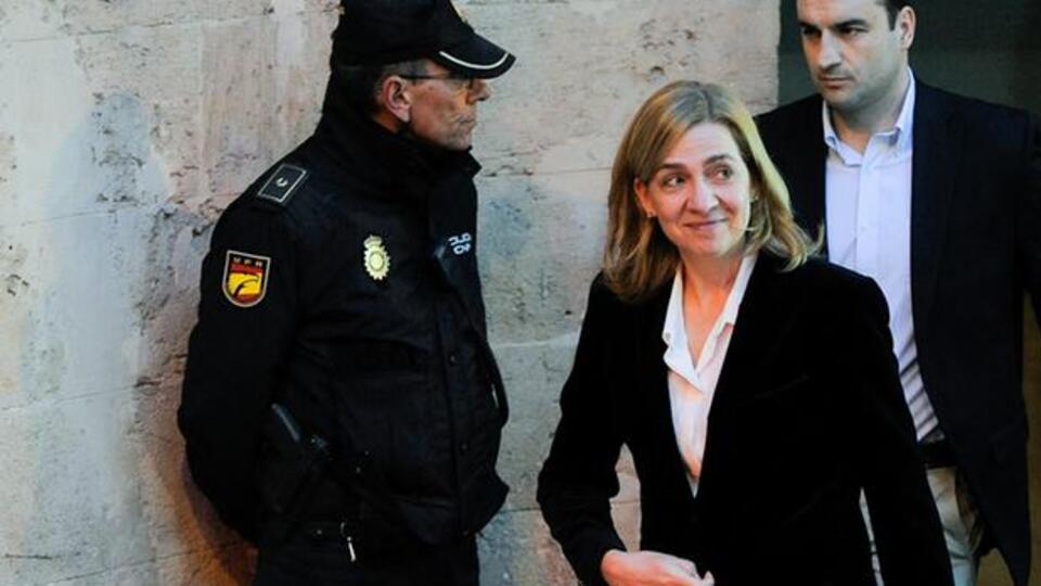 Kral, yolsuzlukla yargılanan ablasının ünvanını elinden aldı!