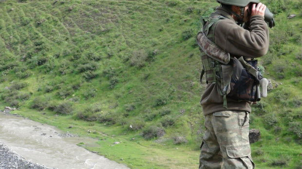 Askeri konvoya uzun namlulu silahlarla ateş açıldı