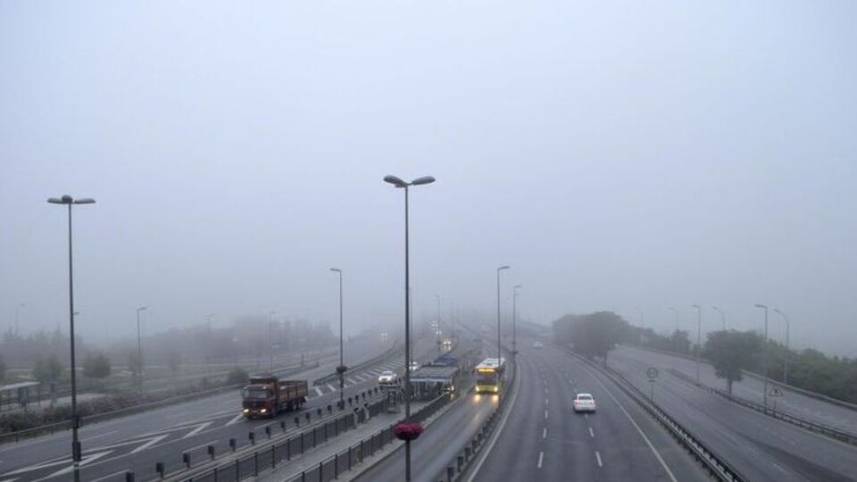 İstanbul sise uyandı