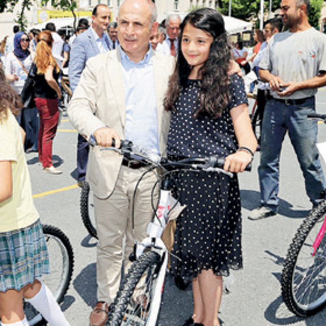Akgün'den 100 başarılı öğrenciye 100 bisiklet