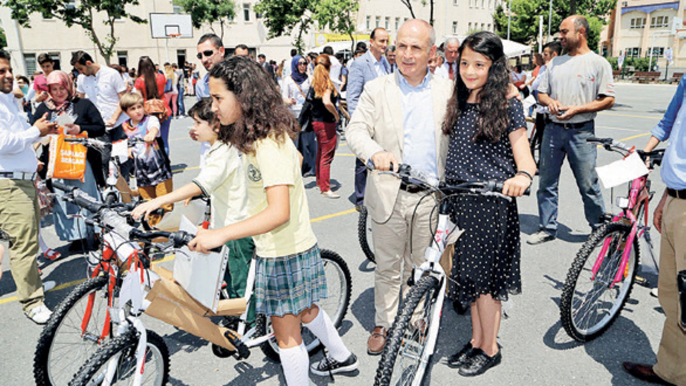 Akgün'den 100 başarılı öğrenciye 100 bisiklet