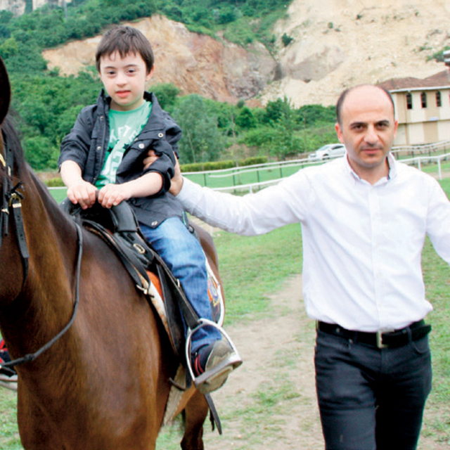 Down sendromlu çocuklara atla terapi