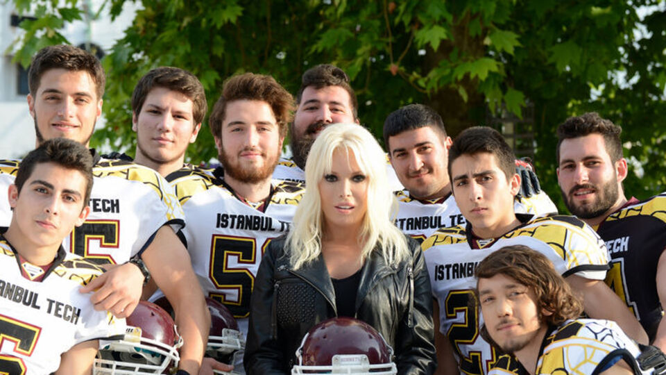 Ajda Pekkan can yakacak!